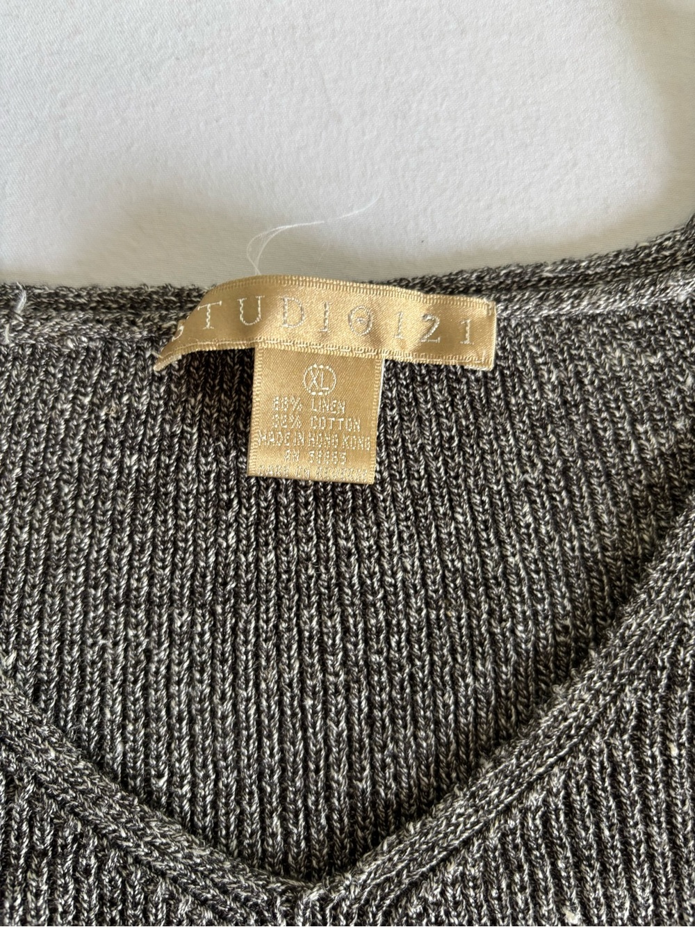 STUDIO 121  Gray V-Neck Linen and Cotton Top